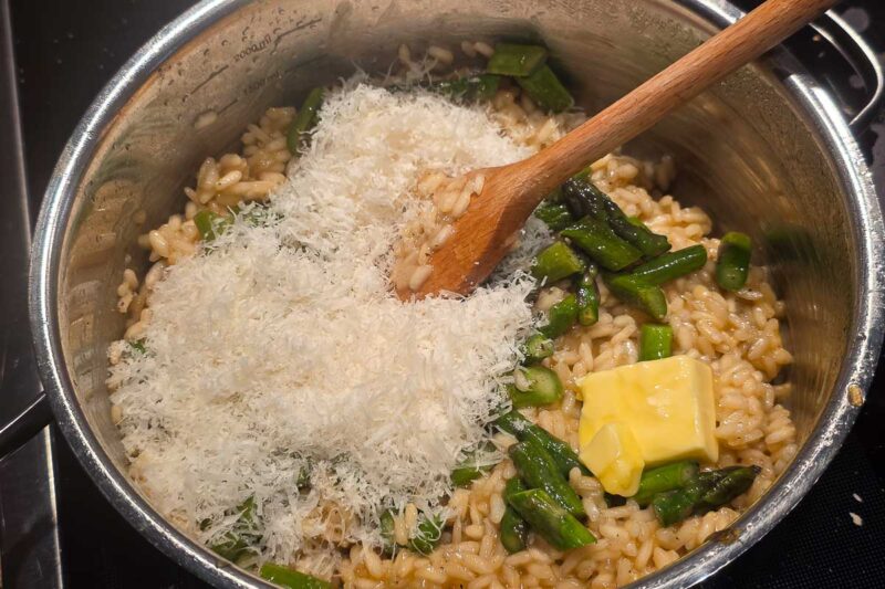 Spargelrisotto zubereiten