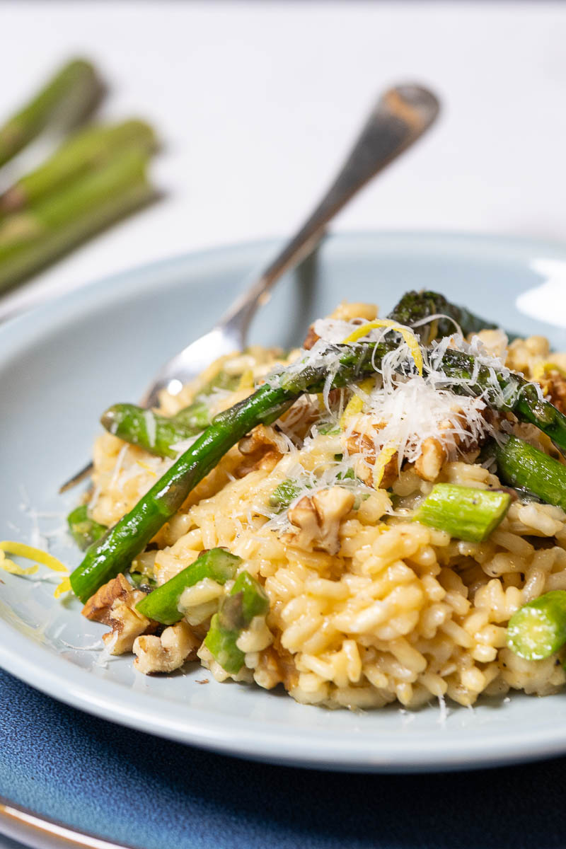 spargelrisotto auf blauem teller