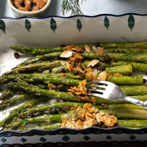 Grüner Spargel aus dem Backofen nach Ottolenghi