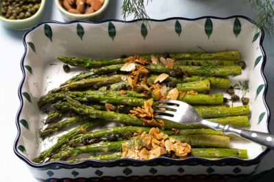 Grüner Spargel aus dem Backofen nach Ottolenghi