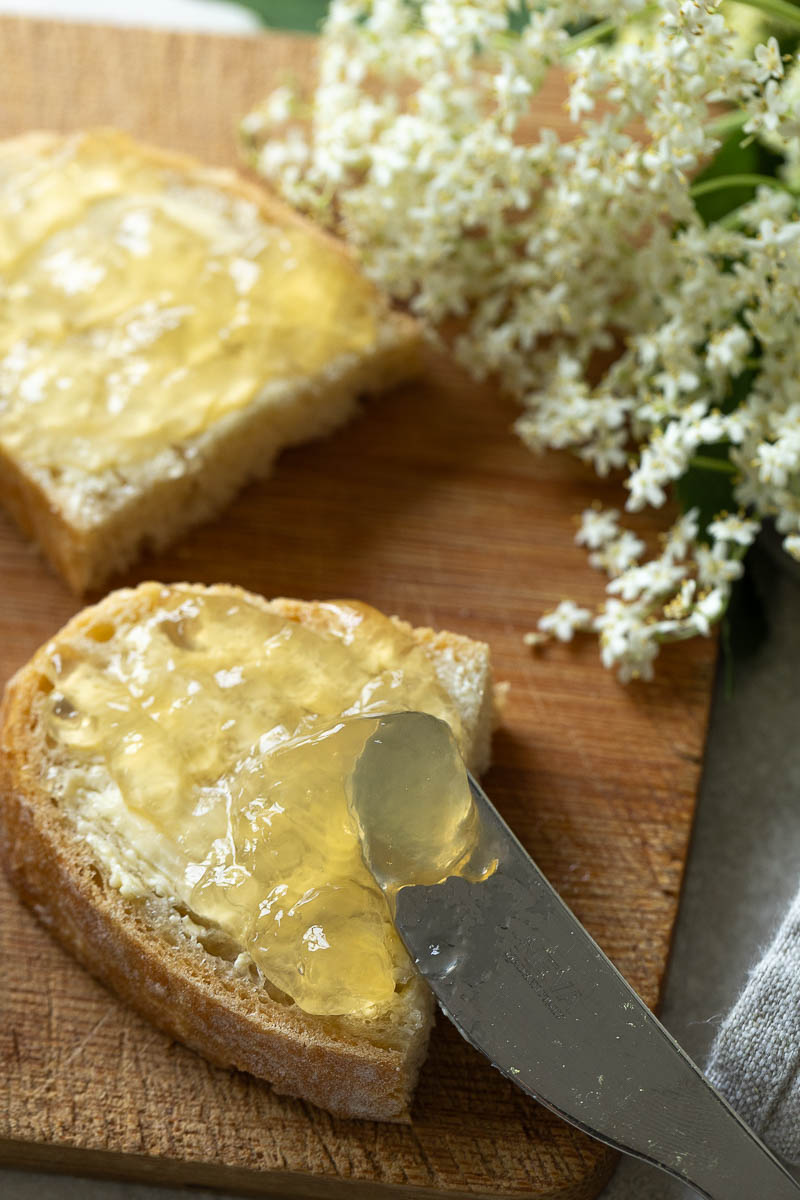 Brot mit Holunderblüten gelee und butter