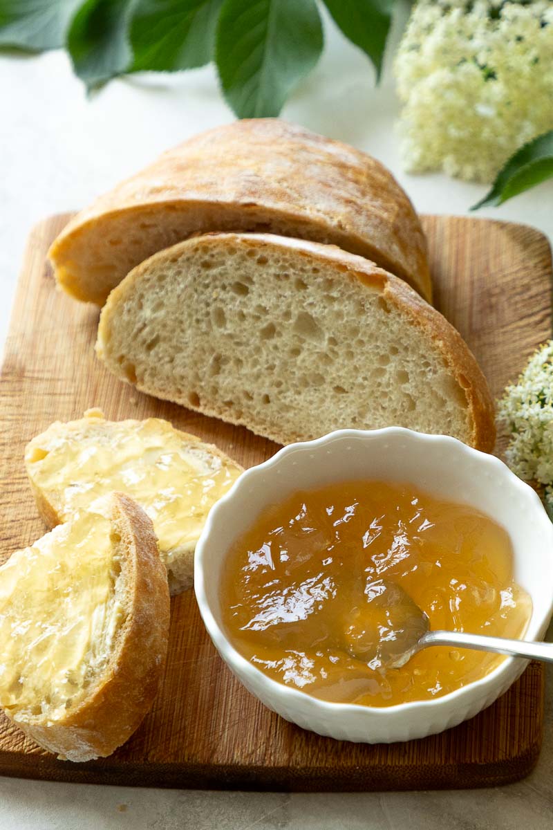 holunderblütengelee mit apfelsaft und Brot