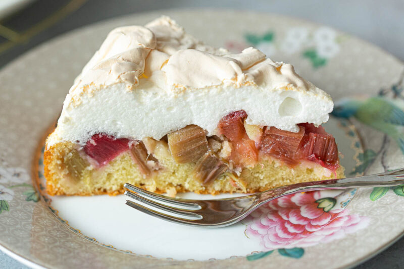 rhabarberkuchen mit baiser auf dem Teller