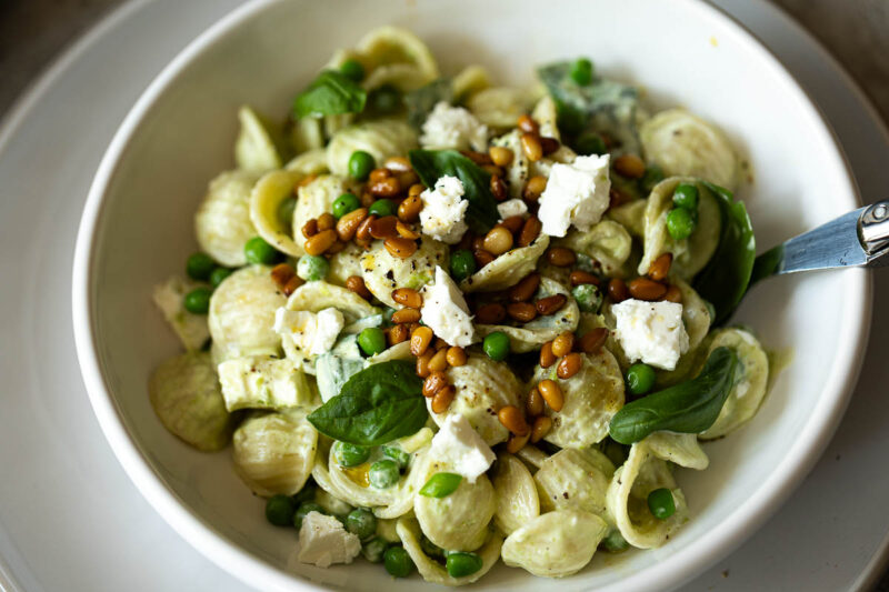 Sommerliche Pasta mit Erbsen, Feta und Basilikum