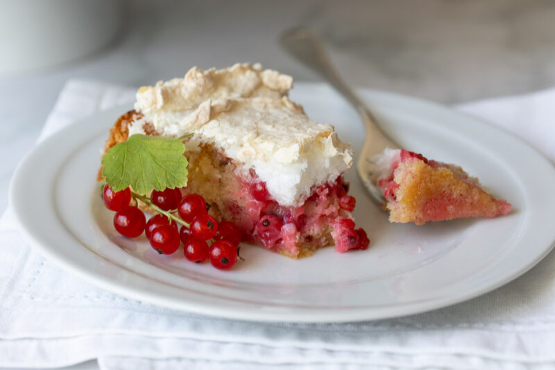 Ein Stück rote Johannisbeerkuchen