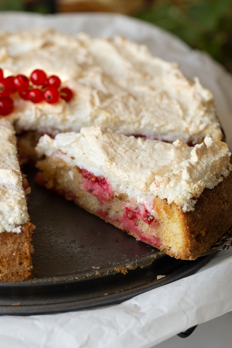 Angeschnittener Johannisbeerkuchen aus Rührteig