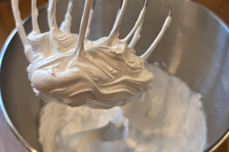 Baiser aufschlagen für den Johannisbeerkuchen
