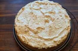 Johannisbeerkuchen mit Kokosbaiser fertig gebacken