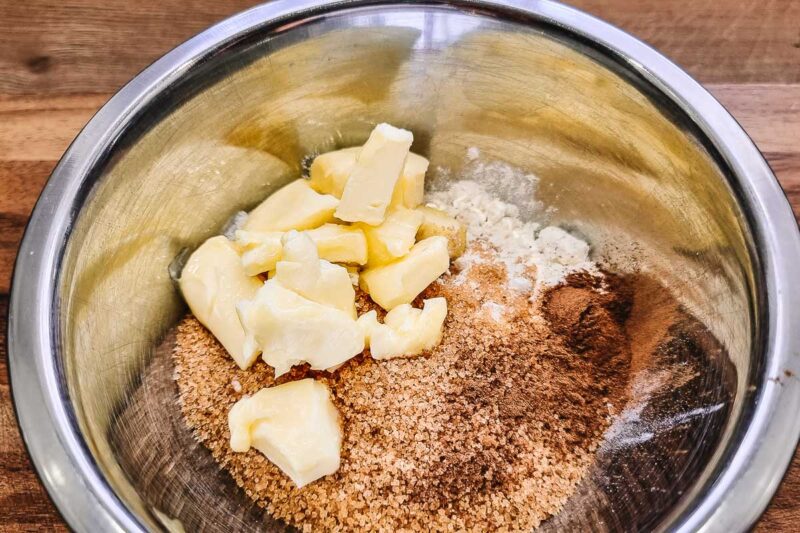 Streusel für den Vollkorn Pflaumenkuchen