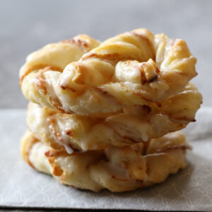 Süßes Blätterteiggebäck mit Marzipan