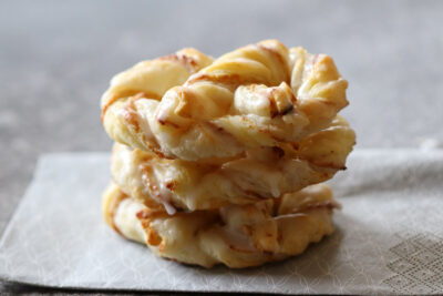 Süßes Blätterteiggebäck mit Marzipan