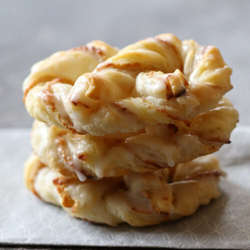 Süßes Blätterteiggebäck mit Marzipan