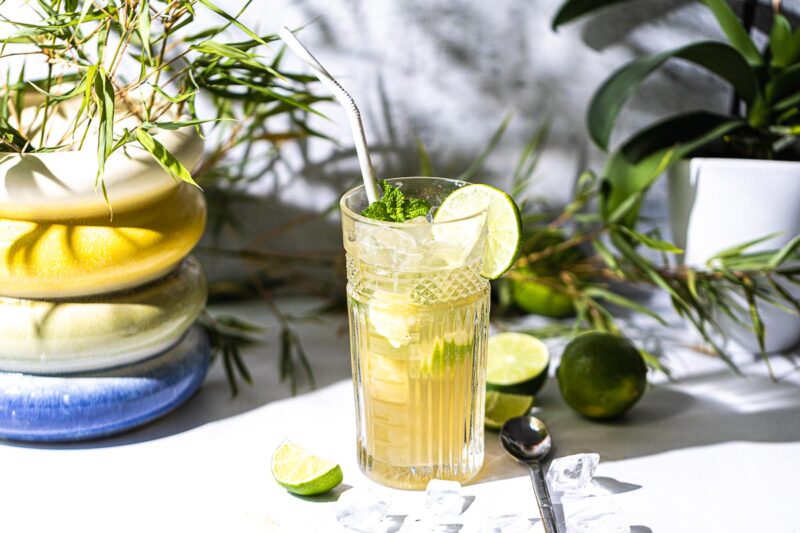 Alkoholfreier Caipirinha im Glas mit Strohhalm