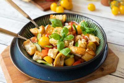 Der italienische Brotsalat Panzanella
