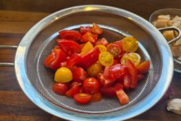 Tomaten tropfen ab für den Brotsalat