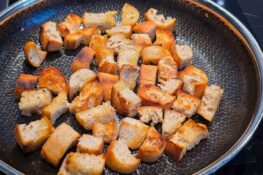Ciabatta in Würfel geschnitten für die Panzanella