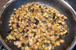 Aubergine geschnitten für Ratatouille Rezept