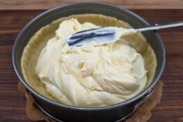 Der Mürbeteig wird gefüllt mit der Schmand Creme