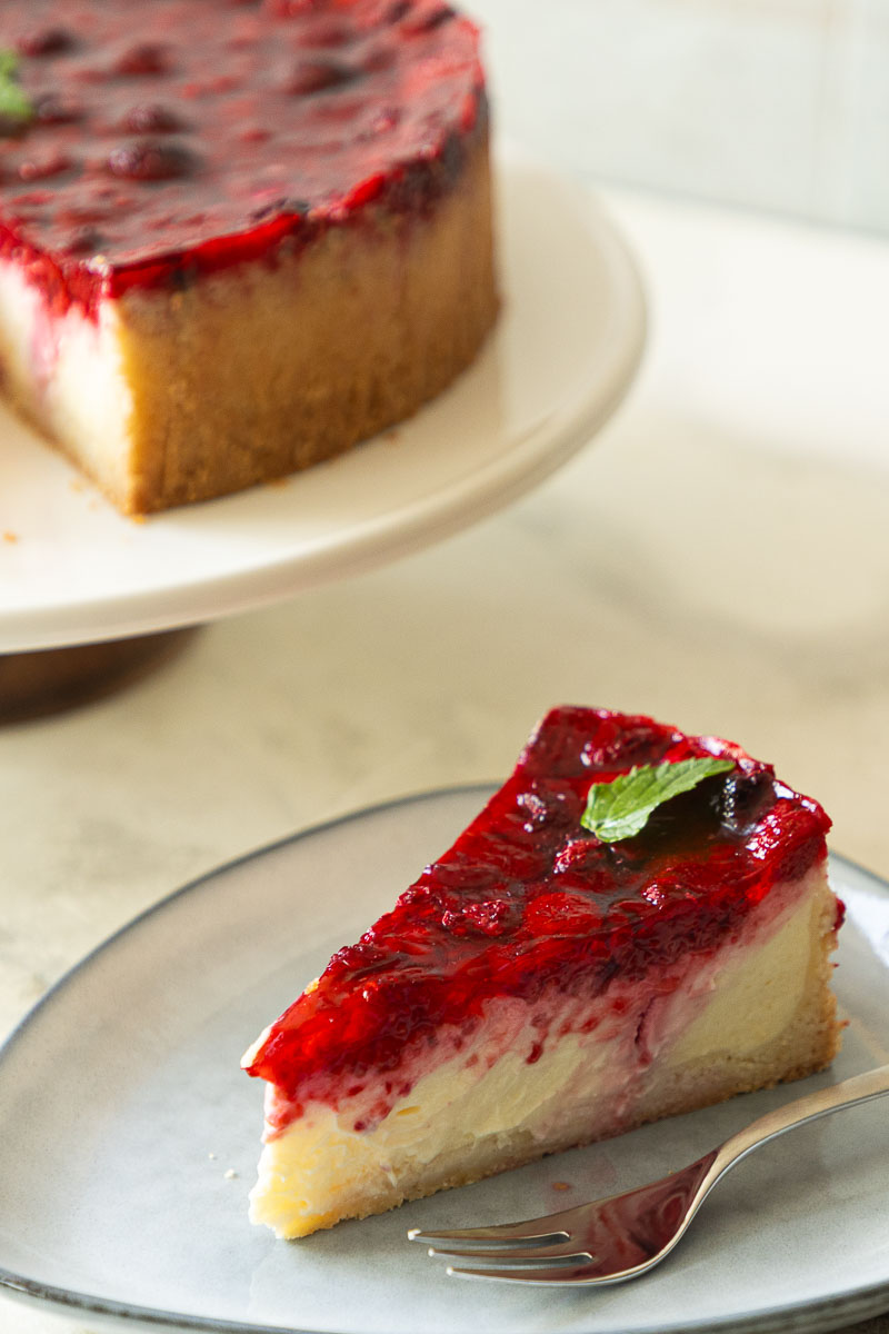 Ein Stück Schmandkuchen mit Gabel auf Teller