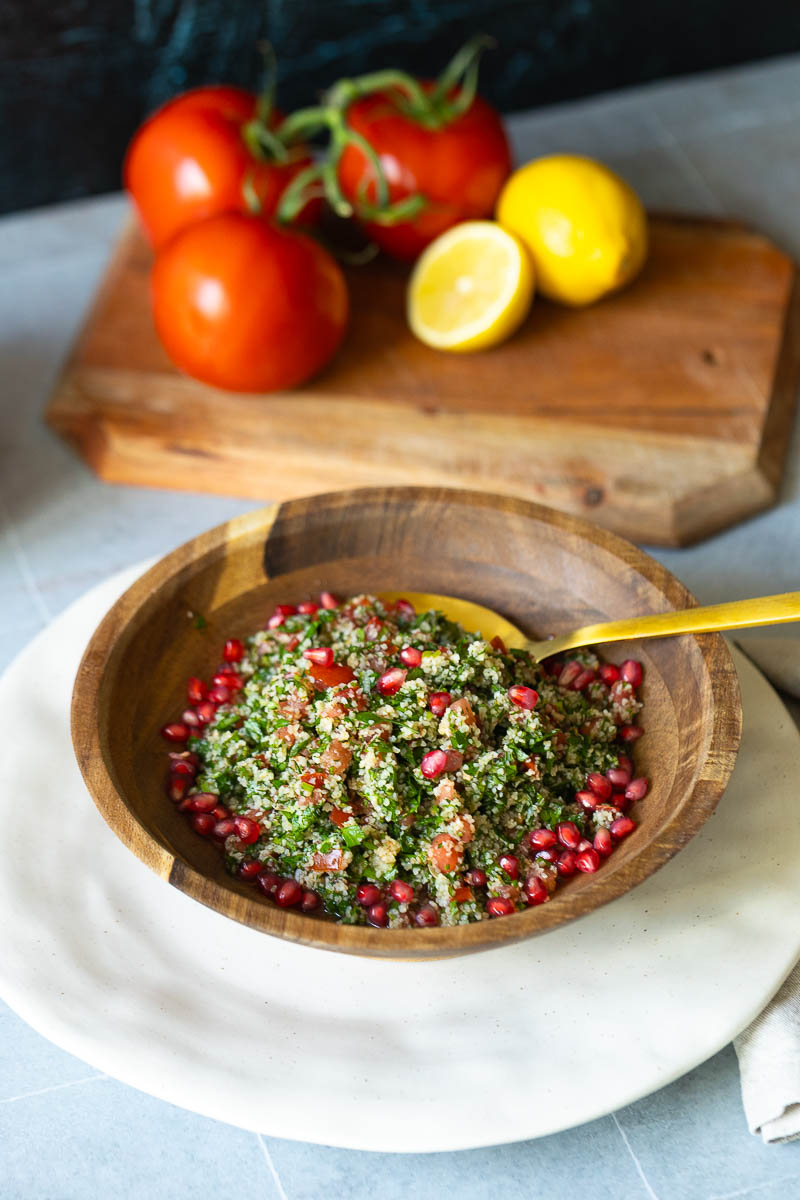 Taboulé mit Löffel in hölzerner Salatschüssel