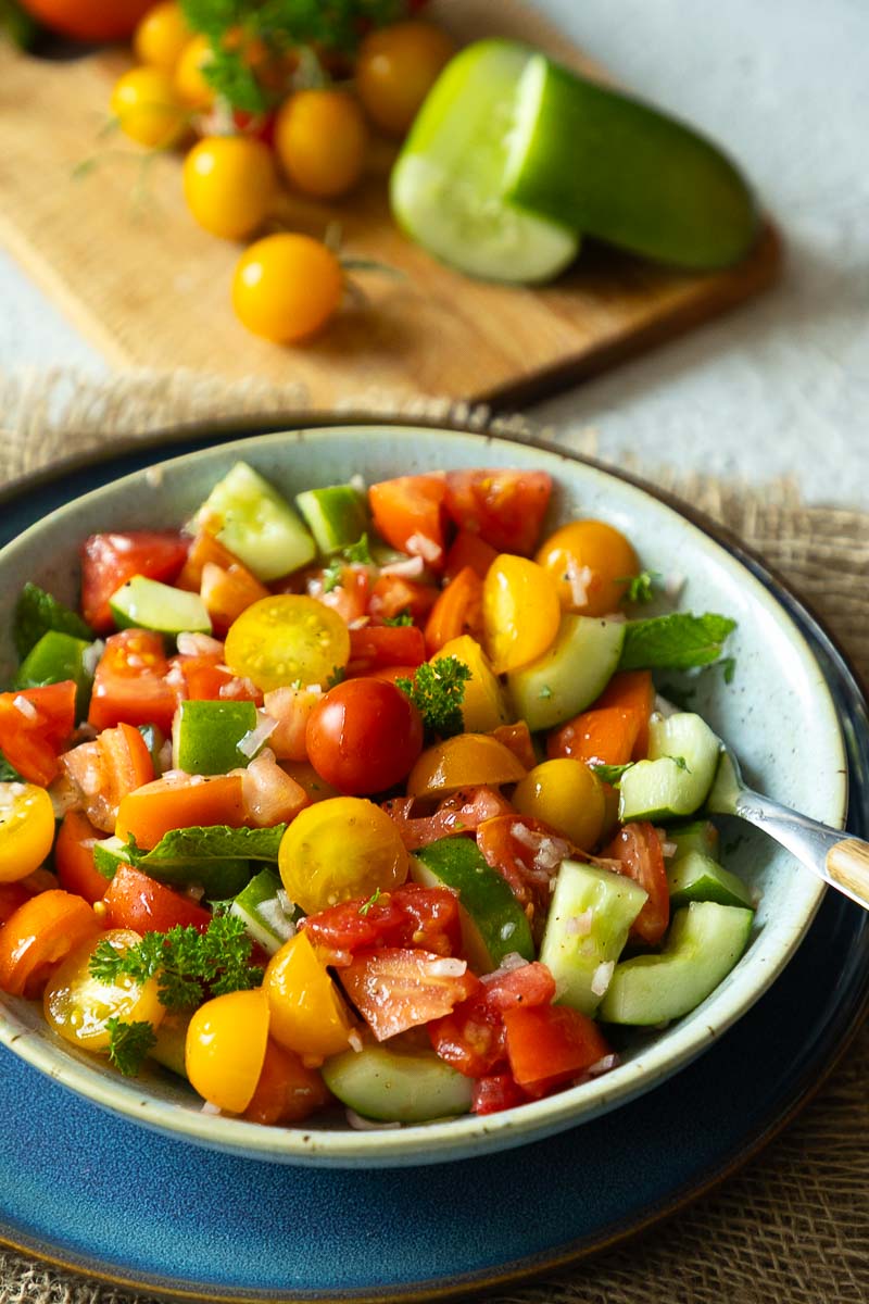 Salat mit Tomaten und Gurken