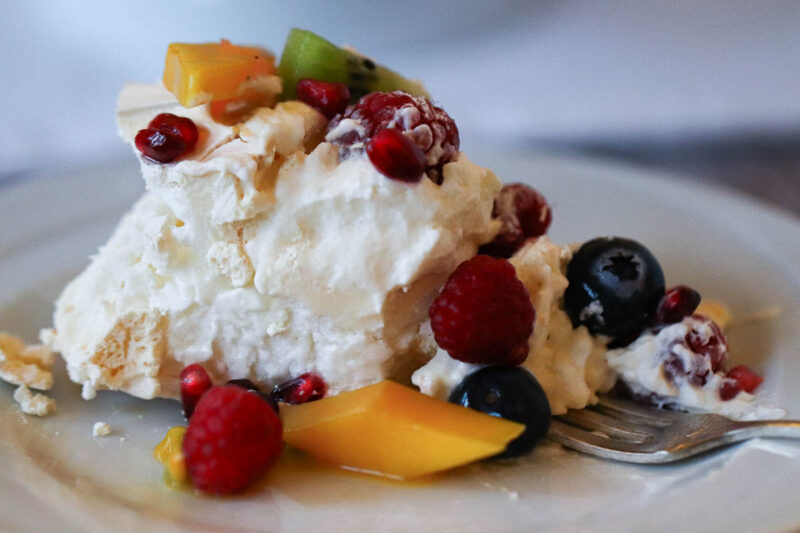 Ein Stück Pavlova auf dem Teller